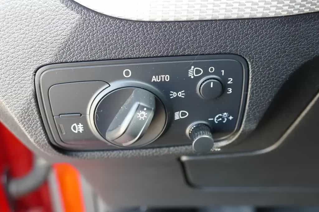 Audi Q2 1.4 TFSI Navi Tempomat Sitzheizung Leder PDC 03/2017-photo-24