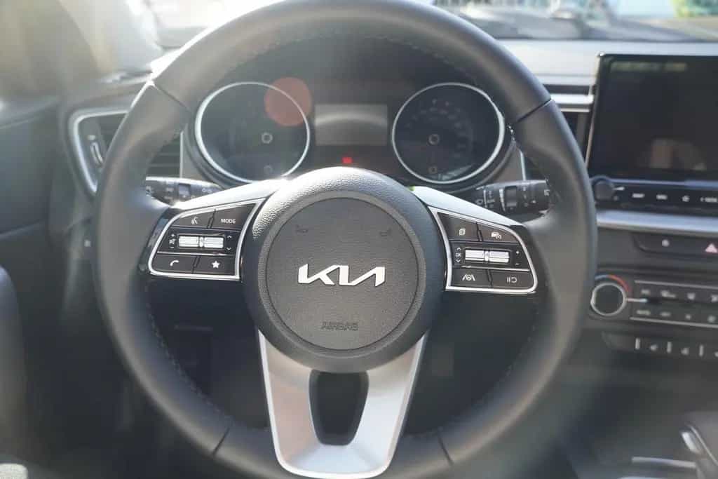 Kia XCeed 1.6 GDI Aut. LED Navi Kamera Tempomat 05/2026-photo-17
