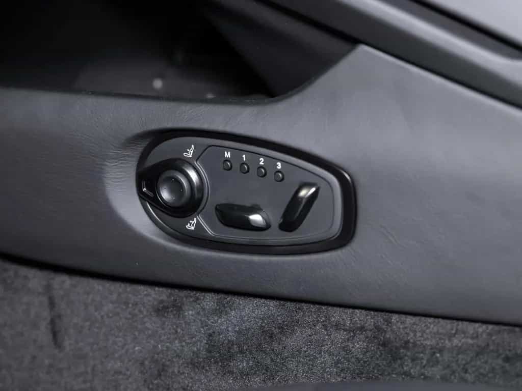 Aston Martin DB12 Coupe Bowers & Wilkins 10/2025-photo-17