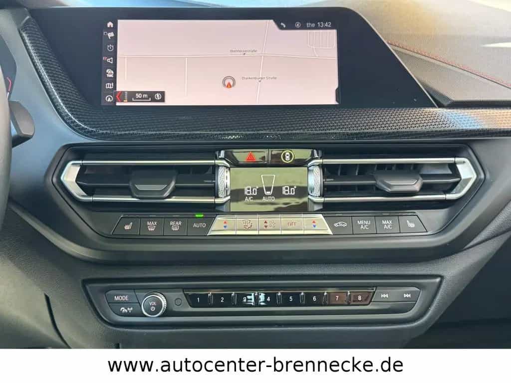 BMW 118 d Sport Line*Panorama*Allwetter*LED*AHK*PDC* 06/2020-photo-17