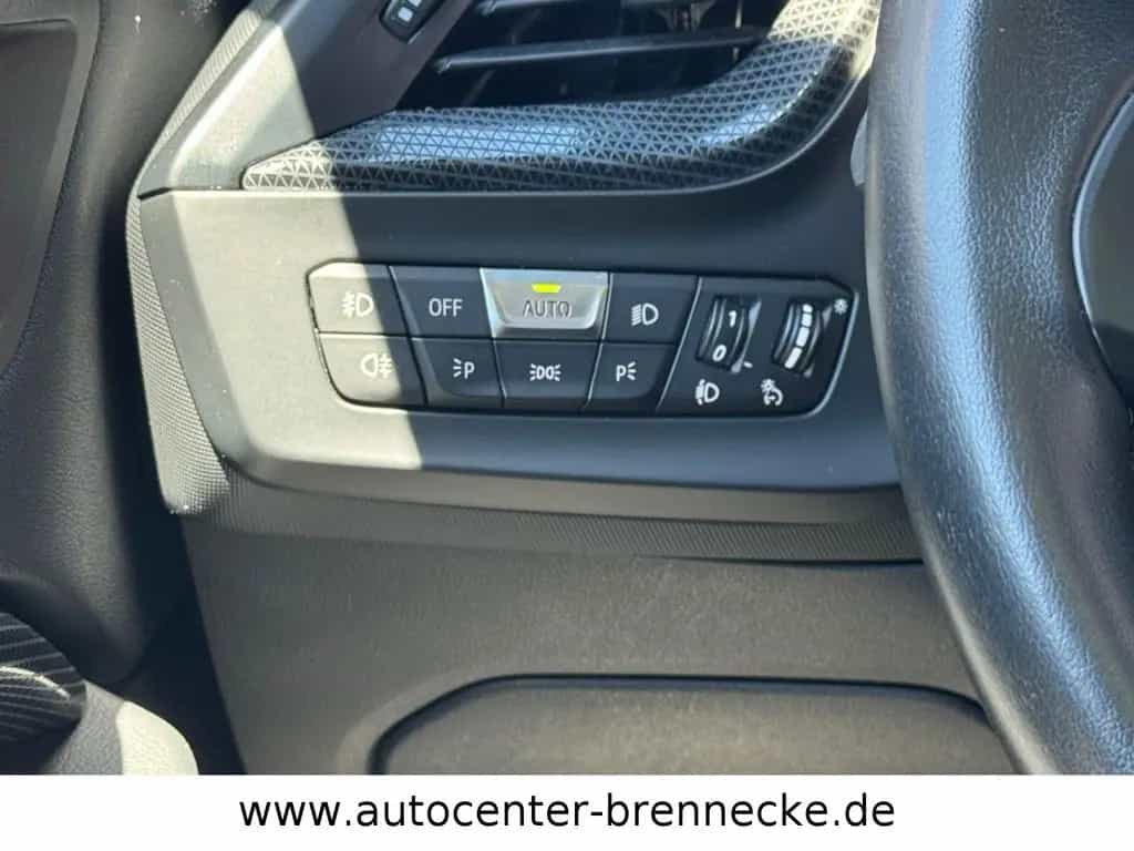 BMW 118 d Sport Line*Panorama*Allwetter*LED*AHK*PDC* 06/2020-photo-18