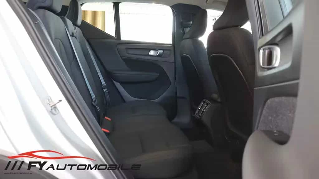 Volvo XC40 Design AWD Allrad 8xBereift Navi Garantie! 03/2019-photo-14