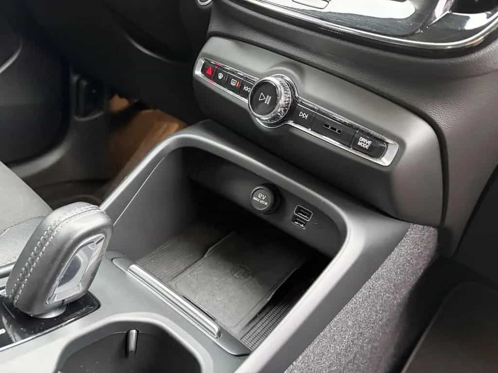 Volvo XC40 T4 Momentum Pro HARMAN/KARDON | KAMERA | NA 05/2019-photo-37