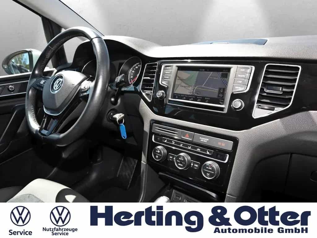 Volkswagen Golf Sportsvan Highline Sport AHK PDC Temp Radio 08/2017-photo-11