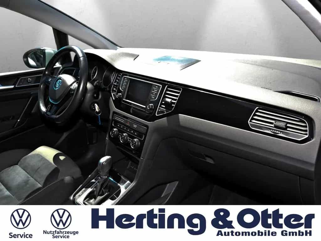Volkswagen Golf Sportsvan Highline Sport AHK PDC Temp Radio 08/2017-photo-16