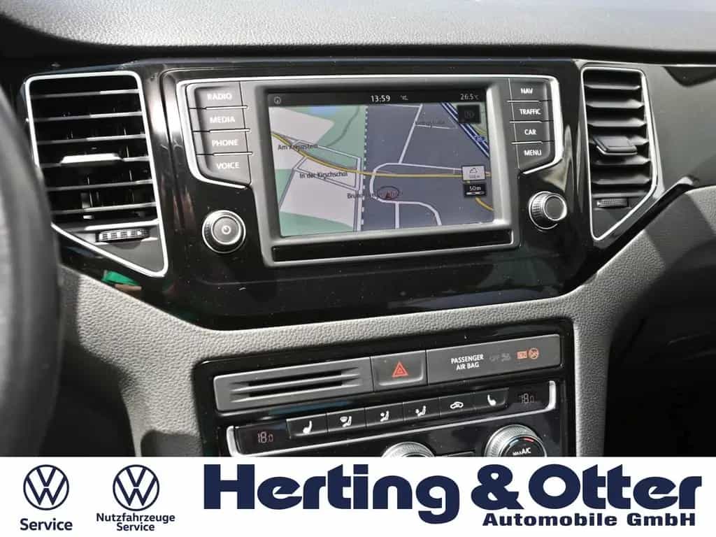 Volkswagen Golf Sportsvan Highline Sport AHK PDC Temp Radio 08/2017-photo-17