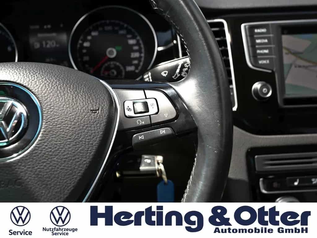 Volkswagen Golf Sportsvan Highline Sport AHK PDC Temp Radio 08/2017-photo-19