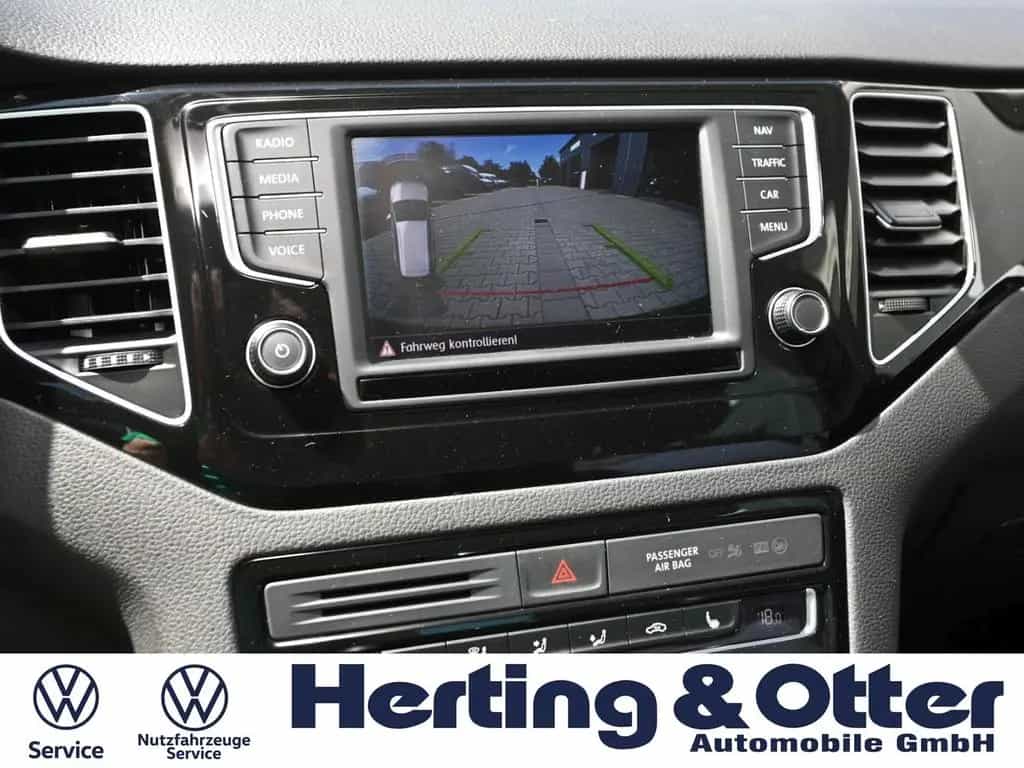 Volkswagen Golf Sportsvan Highline Sport AHK PDC Temp Radio 08/2017-photo-9