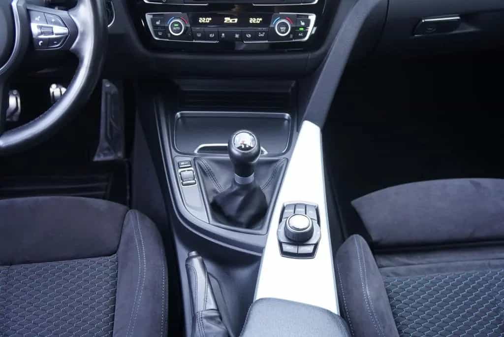 BMW 318 i Touring M Sport *Matrix*Harman-Kardon* 02/2017-photo-14