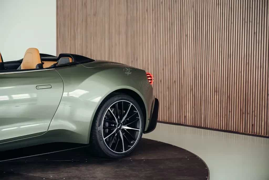 Aston Martin Vanquish Zagato Volante, 1. Hand, 1 of 99 04/2018-photo-12