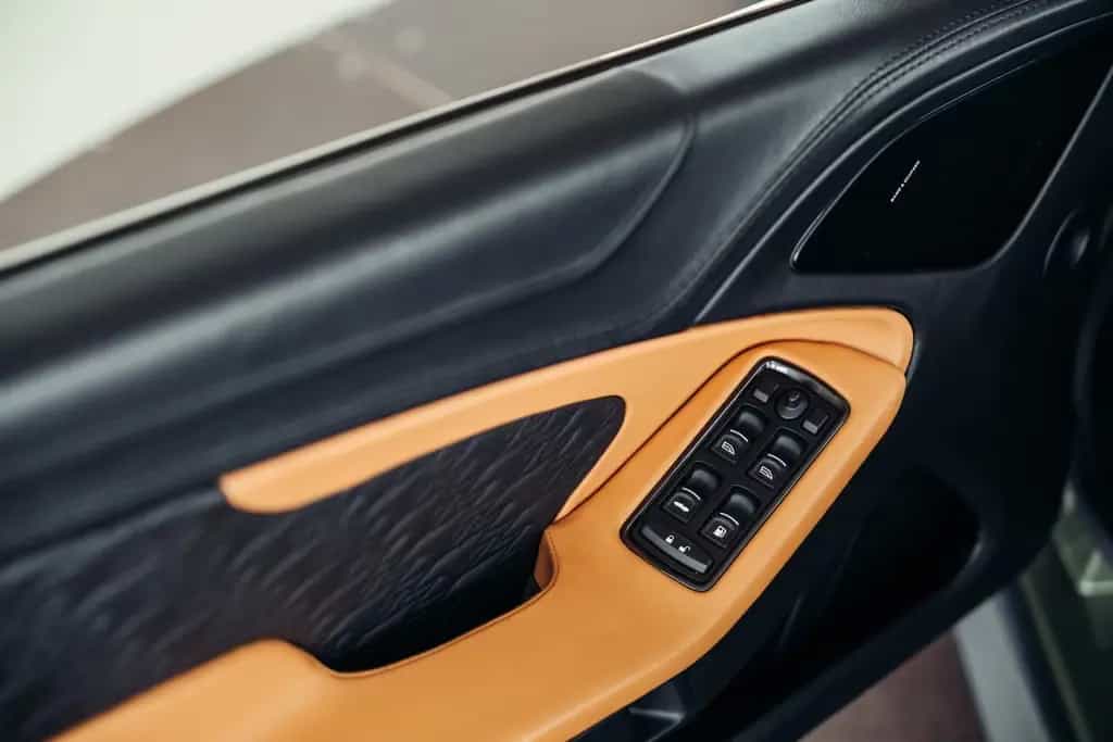 Aston Martin Vanquish Zagato Volante, 1. Hand, 1 of 99 04/2018-photo-20