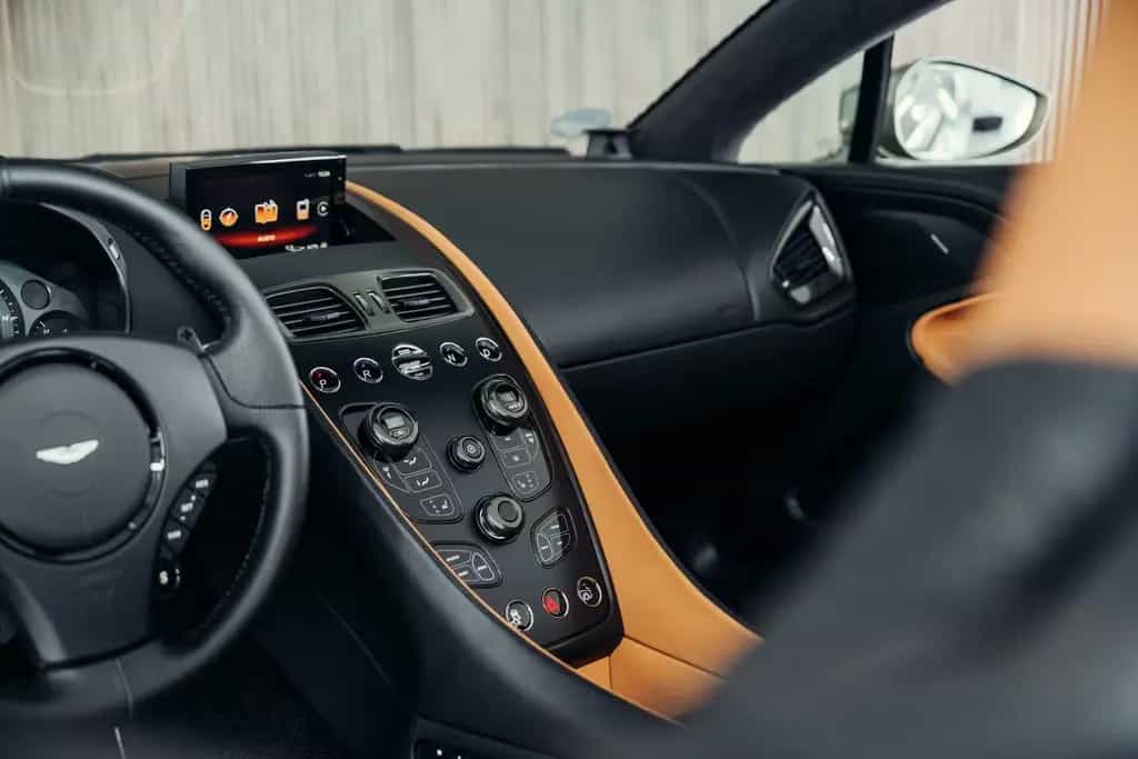 Aston Martin Vanquish Zagato Volante, 1. Hand, 1 of 99 04/2018-photo-24