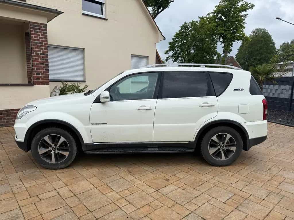 Ssangyong REXTON 2.2 Diesel e-XDi 4WD+Leder+Navi+AHK+7 Sit 02/2016-photo-1
