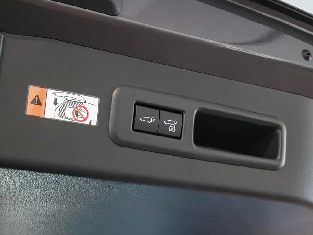 Lexus LBX Elegant Black Edition PDC SHZ NAVI LED 05/2026-photo-16
