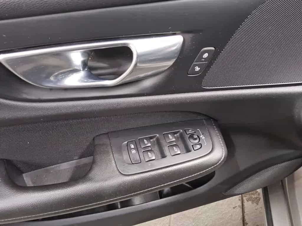 Volvo V60 D3 Momentum Pro T-Leder Navi LED Pano RFK 02/2020-photo-8