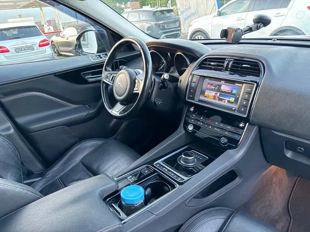 Jaguar F-Pace F-PACE 20d Pure R-Sport Aut. *Nav*Leder*L 03/2018-photo-12