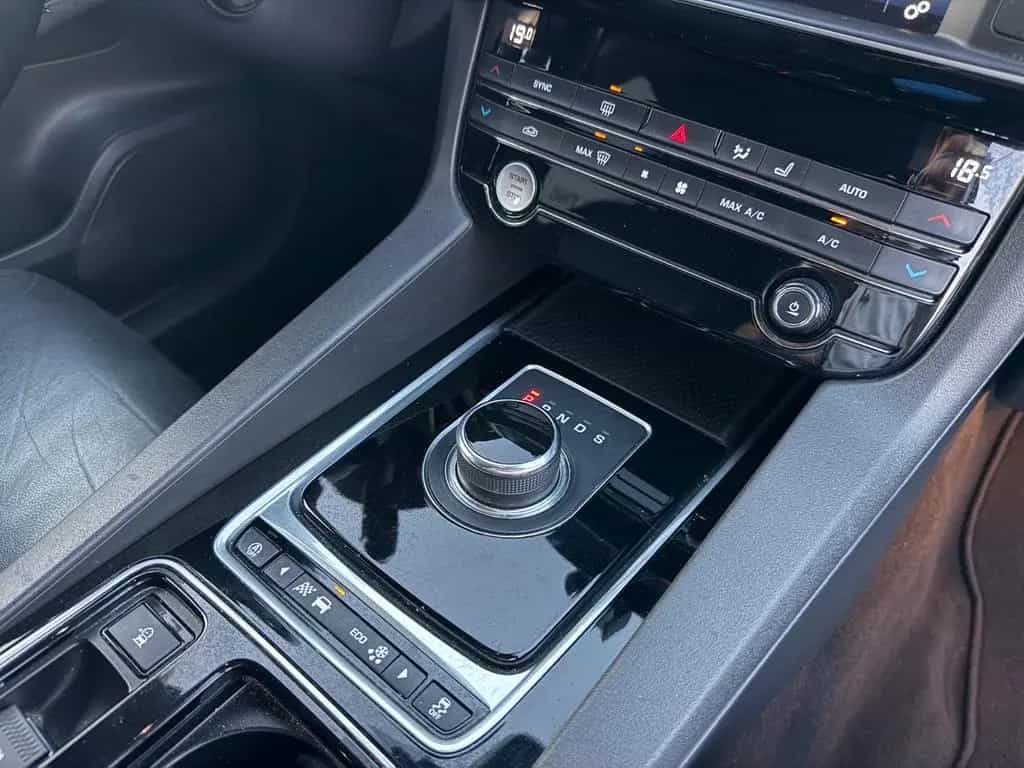 Jaguar F-Pace F-PACE 20d Pure R-Sport Aut. *Nav*Leder*L 03/2018-photo-17