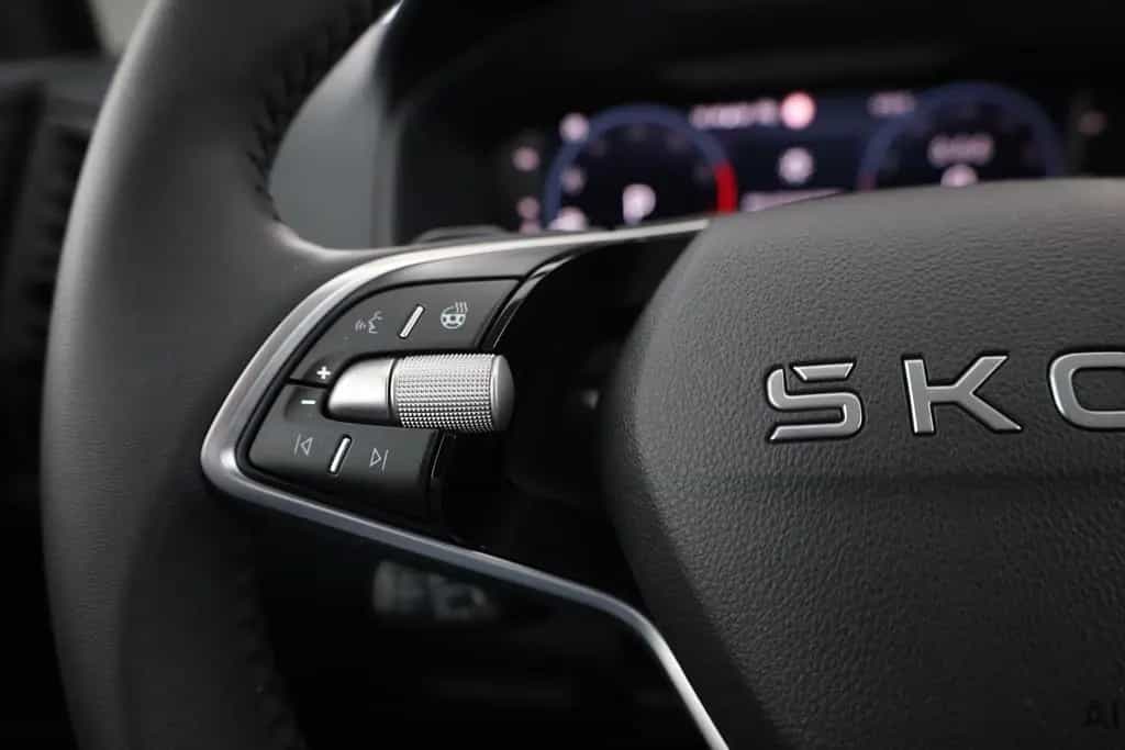 Skoda Karoq 1.5 TSI DSG LED Kamera Sitzheizung 06/2024-photo-16