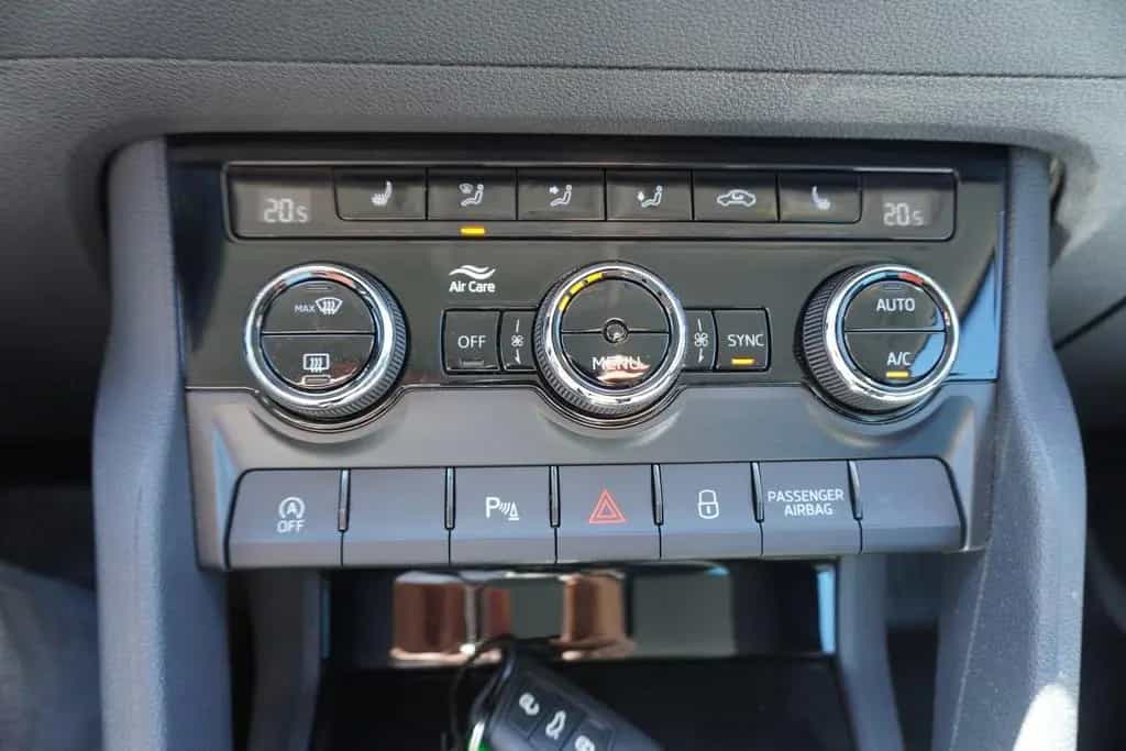 Skoda Karoq 1.5 TSI DSG LED Kamera Sitzheizung 06/2024-photo-31