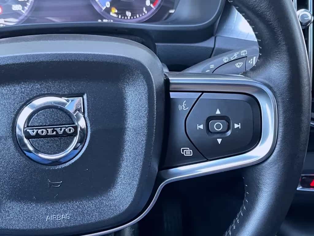 Volvo XC40 2,0 AUTOM. AWD 4x4 PANORAMA LEDER GARANTIE 01/2018-photo-41
