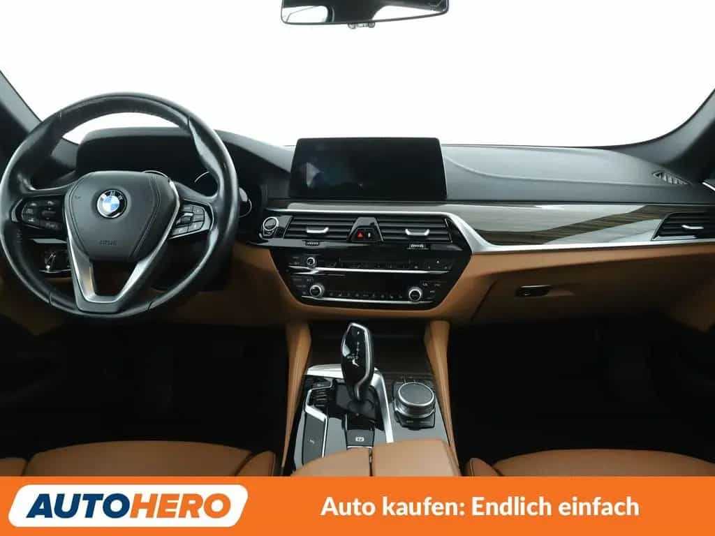 BMW 530 5er 530d xDrive Luxury Line Aut.*NAVI*ACC*PDC* 09/2017-photo-11