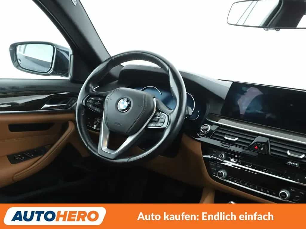 BMW 530 5er 530d xDrive Luxury Line Aut.*NAVI*ACC*PDC* 09/2017-photo-12