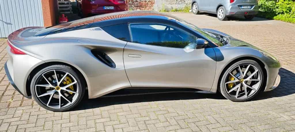 Lotus Emira 2.0 I4 First Edition Nimbus Grey 06/2025-photo-3