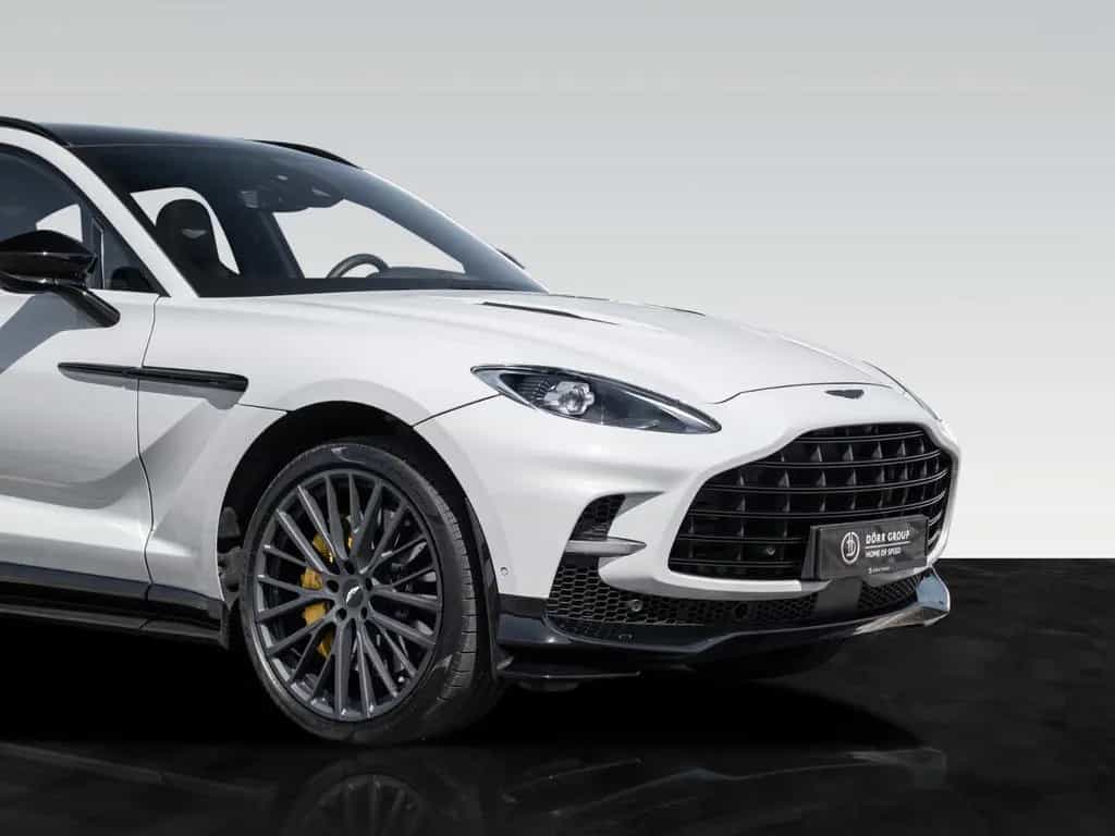 Aston Martin DBX 707 | Remote Park Heat | Gloss Black Package 07/2023-photo-10