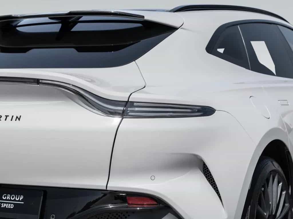 Aston Martin DBX 707 | Remote Park Heat | Gloss Black Package 07/2023-photo-12