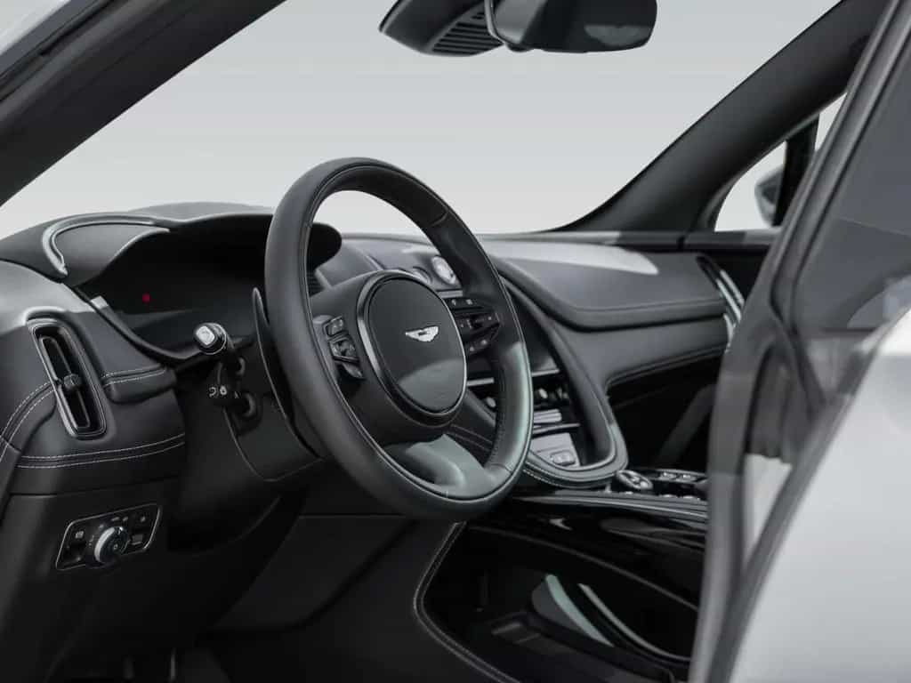 Aston Martin DBX 707 | Remote Park Heat | Gloss Black Package 07/2023-photo-23