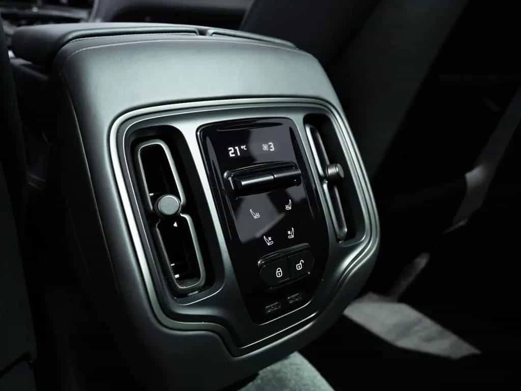 Aston Martin DBX 707 | Remote Park Heat | Gloss Black Package 07/2023-photo-28