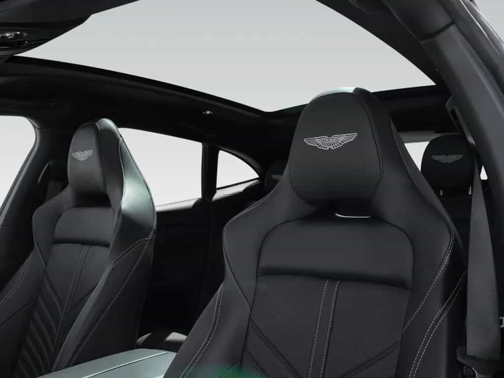 Aston Martin DBX 707 | Remote Park Heat | Gloss Black Package 07/2023-photo-6