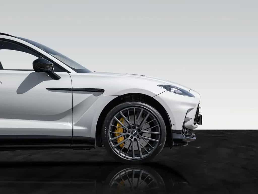 Aston Martin DBX 707 | Remote Park Heat | Gloss Black Package 07/2023-photo-7