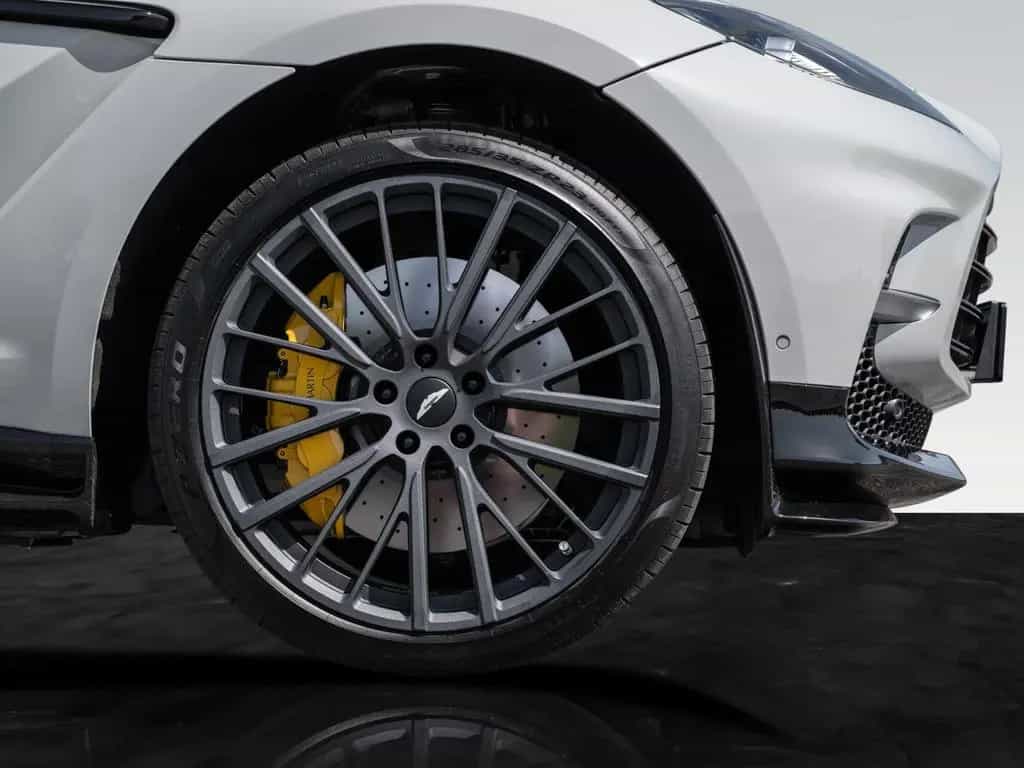 Aston Martin DBX 707 | Remote Park Heat | Gloss Black Package 07/2023-photo-8