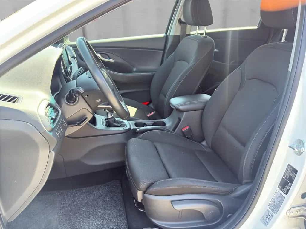 Hyundai i30 YES! Plus 1.4 140PS LED/NAV/CAM/SCHECKHEFT 10/2019-photo-11