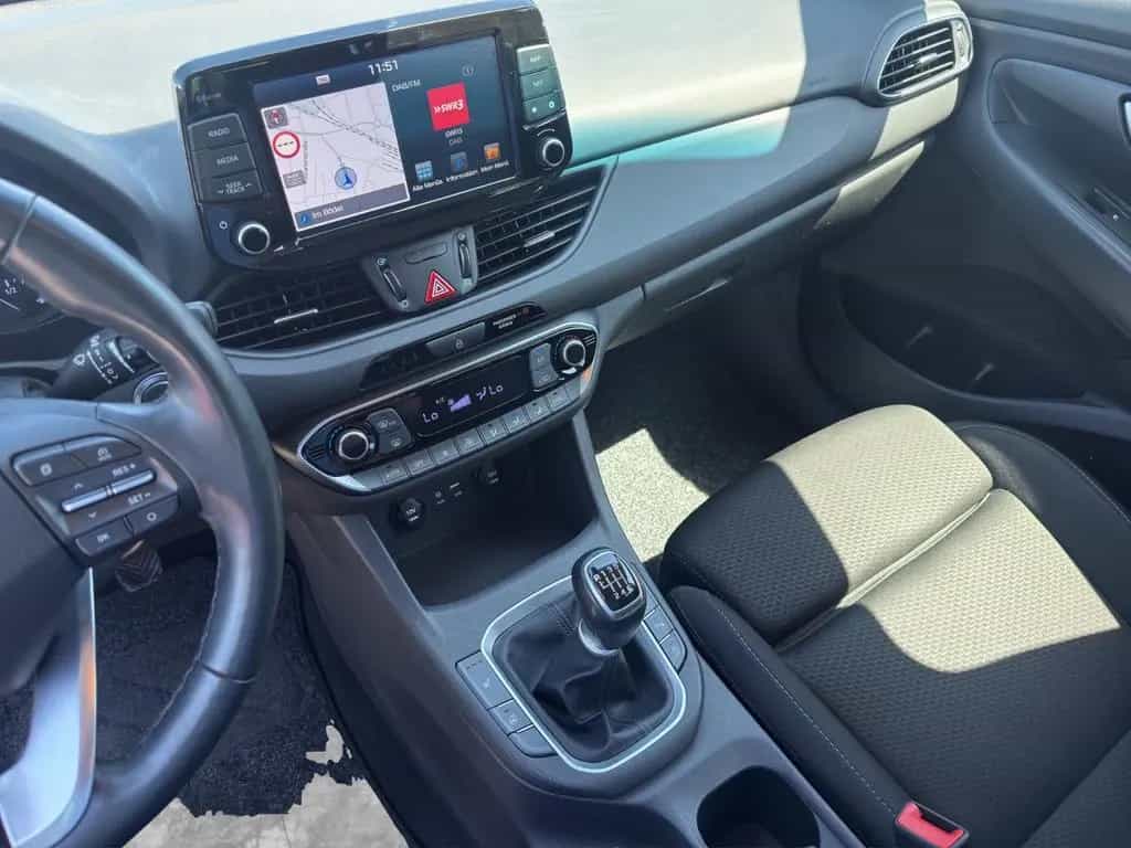 Hyundai i30 YES! Plus 1.4 140PS LED/NAV/CAM/SCHECKHEFT 10/2019-photo-9