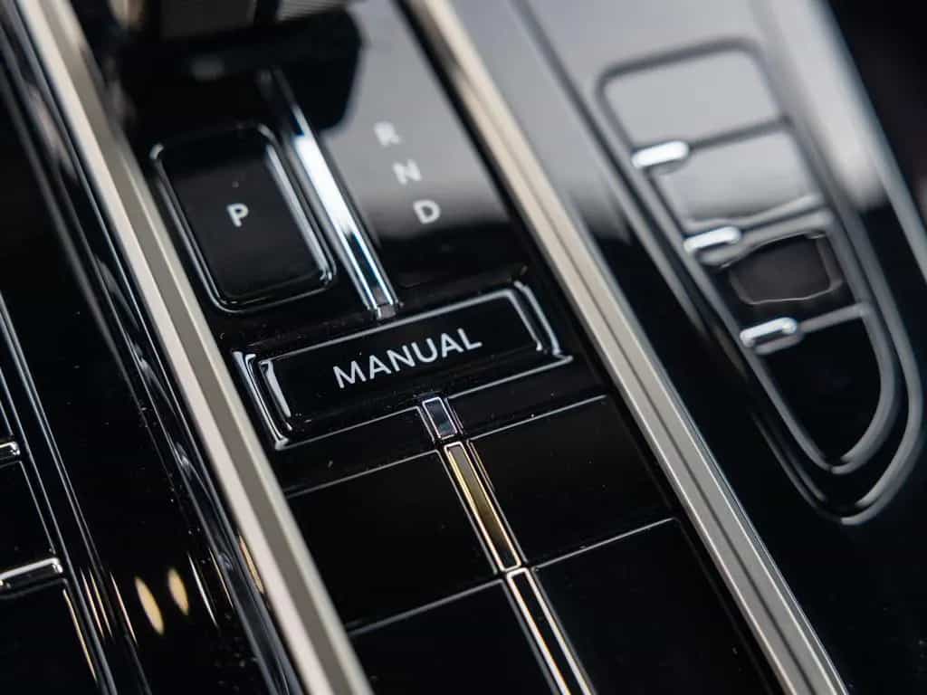 Aston Martin V8 Vantage Vantage S MY26 | Satin Paint | CCB | null-photo-24