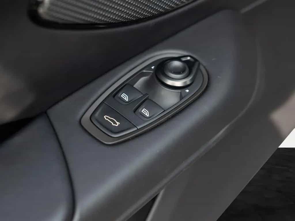 Aston Martin V8 Vantage Vantage S MY26 | Satin Paint | CCB | null-photo-32