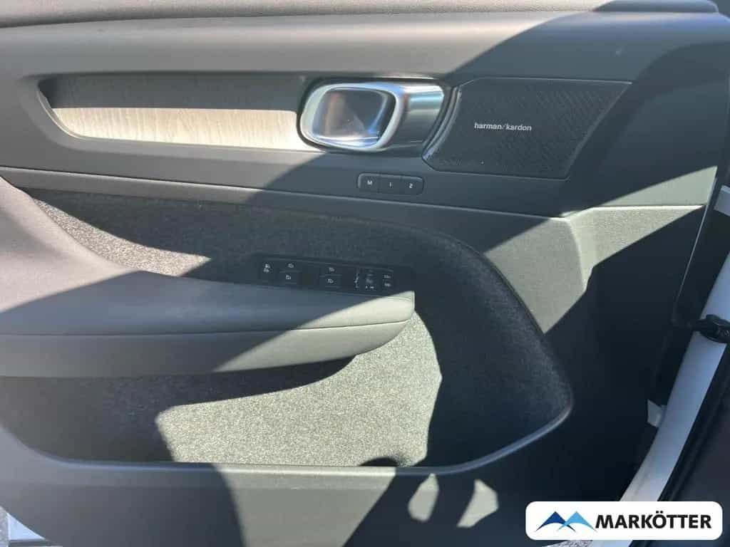 Volvo XC40 B3 Plus Dark Leder/Memory/H&K/Kamera 06/2023-photo-16