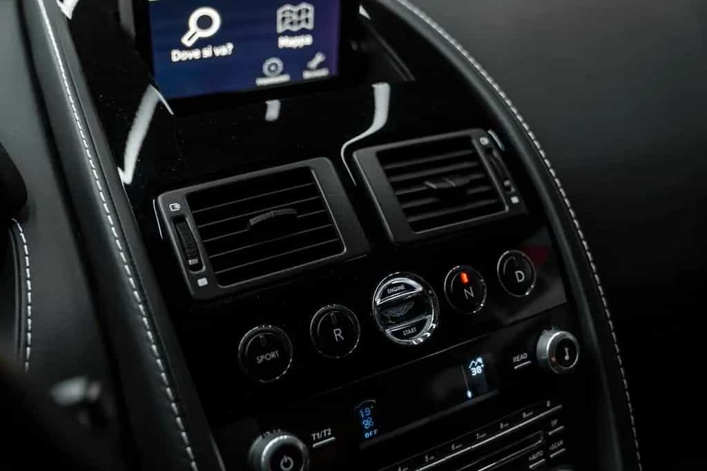 Aston Martin V8 Vantage 06/2012-photo-14