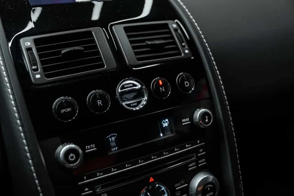 Aston Martin V8 Vantage 06/2012-photo-15