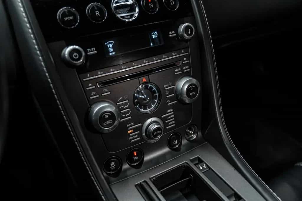 Aston Martin V8 Vantage 06/2012-photo-16