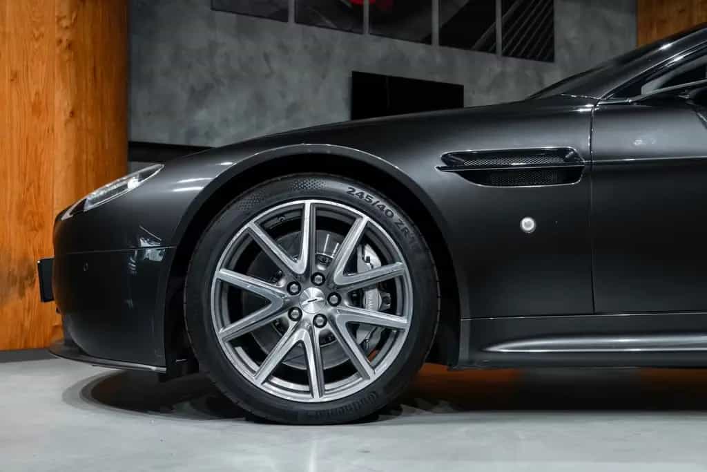 Aston Martin V8 Vantage 06/2012-photo-5