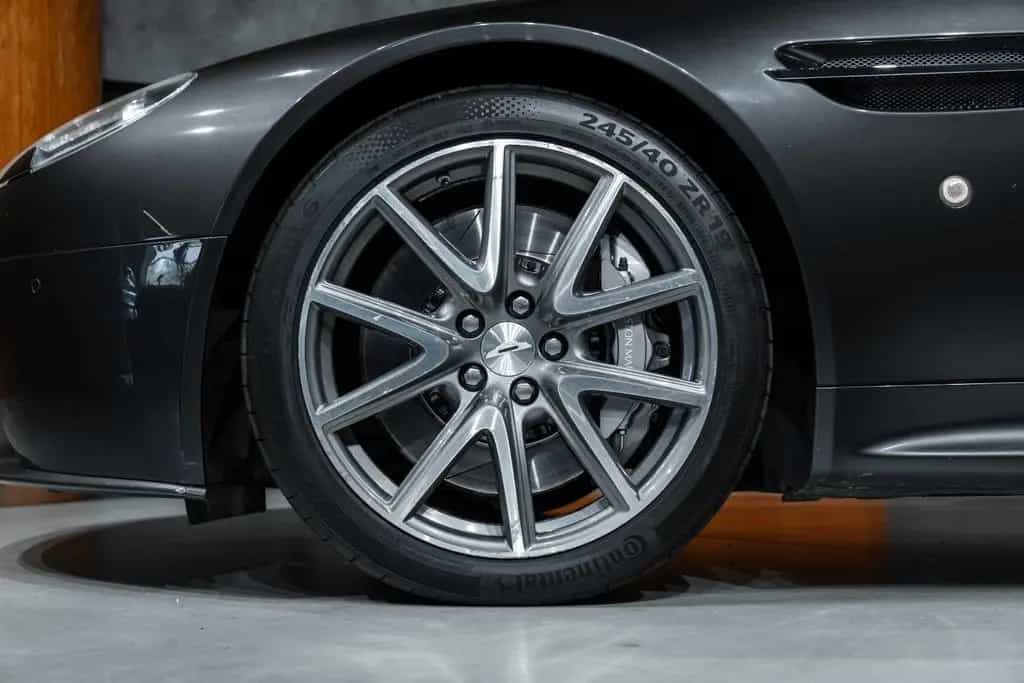 Aston Martin V8 Vantage 06/2012-photo-6