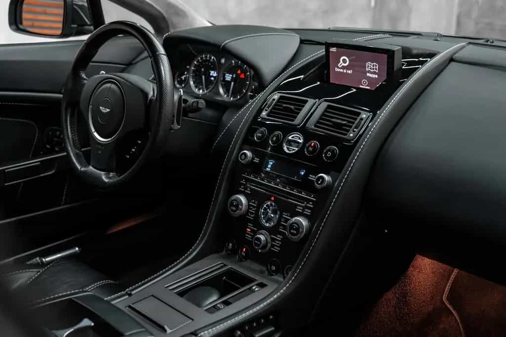 Aston Martin V8 Vantage 06/2012-photo-9