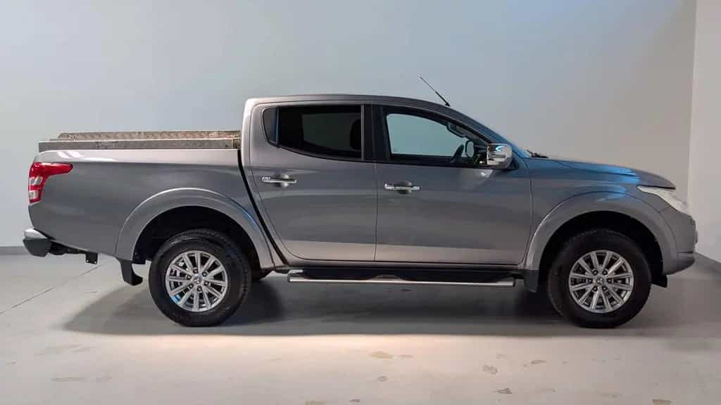 Mitsubishi L200 2.4 DI-D Top AT/4WD/AHK/LEDER/1.H/ 04/2016-photo-2