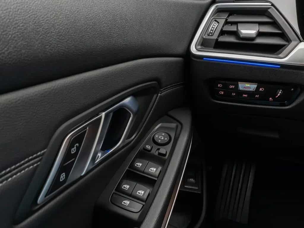BMW 320 d xD  Sport Line Panorama DAB H/K Stop&Go AHK 03/2021-photo-35