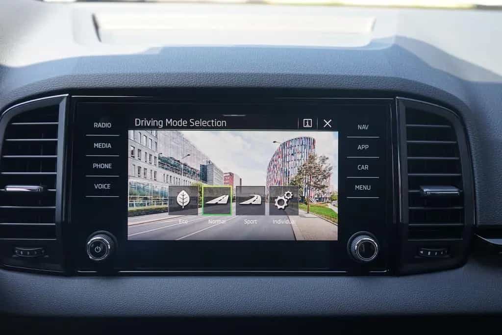 Skoda Karoq Sportline 1.5 TSI DSG LED ACC Navi Kamera 05/2025-photo-18