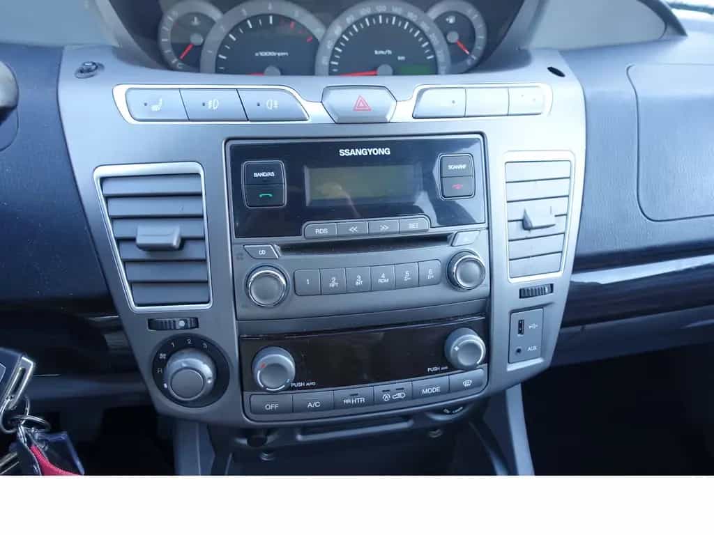Ssangyong Rodius 7-Sitzer Sitzheizung Ganzjahresreifen Alu 06/2017-photo-12