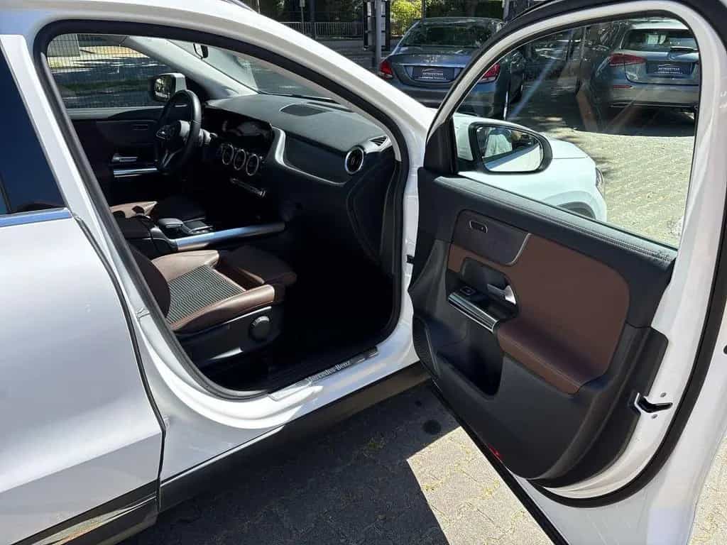 Mercedes-Benz GLA 200 8Fach PANO AHK ACC 03/2021-photo-19